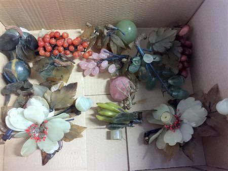 Scatola contente numerosi frutti e fiori in pietra dura (difetti)