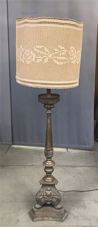 Grande candeliere tripode in ottone in stile settecentesco con paralume in...