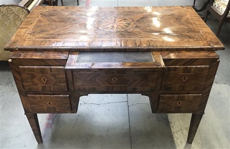 Scrivania da centro lastronata in noce e radica di noce, filettata e...