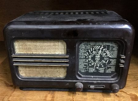 Radio in bachelite marcata Philips (difetti)