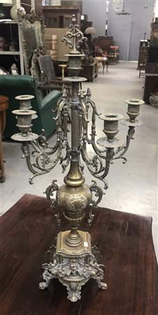 Candeliere in bronzo a cinque fiamme decorato a volute (h cm 70)