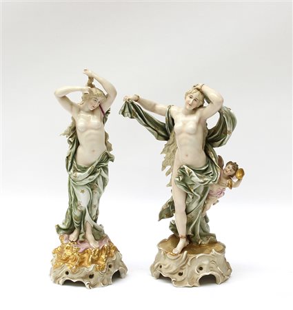 Manifattura del secolo XX, "Vestali'' coppia di sculture in porcellana...