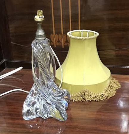 Baccarat Lampada da tavolo in cristallo con fusto a torciglioni e paralume in...