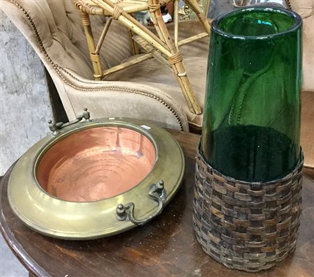 Lotto composto da un braciere biansato e un vaso portafiori in vetro verde...