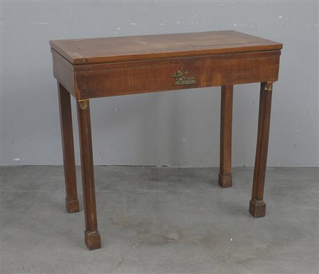 Tavolo da lavoro in stile impero con piano apribile celante vani. Gambe...