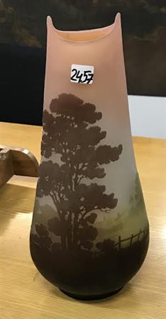 Manifattura europea. Vaso in vetro a cammeo con decoro inciso all'acido...