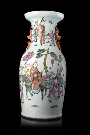 Vaso a balaustro in porcellana policroma con dame e fanciulli (h. max. cm....