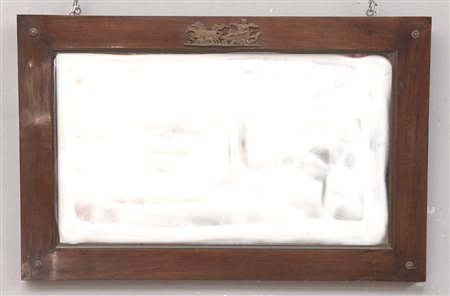 Specchio lastronato in noce decorato da fregio dotato raffiguranti carro e...