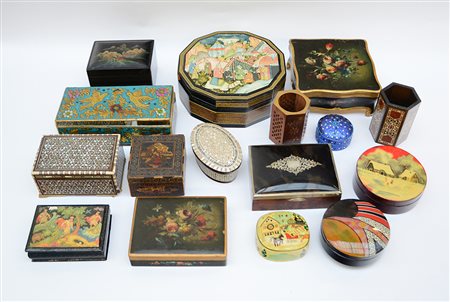 Cartone contenente numerose scatole principalmente in legno di fatture...