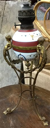 Lampada ad olio con base in metallo dorato decorato a putti, inizio secolo XX...