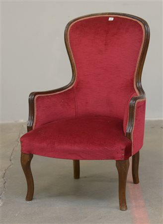 Coppia di poltrone con schienale sagomato in legno rivestite in velluto rosso...