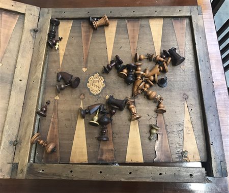 Scatola da gioco in legno, coperchio con scacchiera e interno con gioco del...