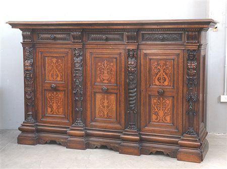 Credenza a tre cassetti e tre ante intarsiati a vasi fioriti e volute,...