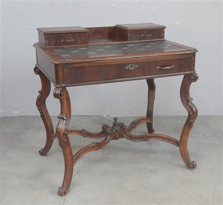 Scrittoio lastronato in noce ad un cassetto nella fascia e due piccoli...