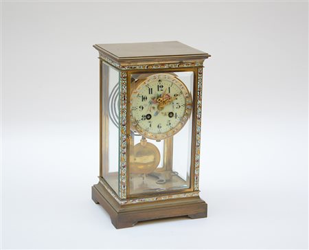 Orologio a vetrinetta con cassa decorata con smalti cloisonne, movimento a...