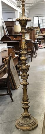 Piantana a tre luci in legno intagliato e dorato con decoro a volute (h cm...