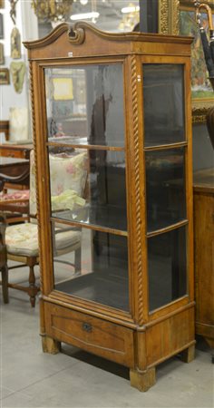 Vetrina in noce a tre ripiani, un battente e cassetto alla base, secolo XIX...