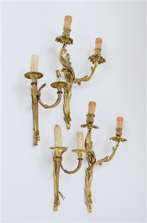 Lotto di due coppie di appliques a due fiamme in bronzo dorato con decoro a...