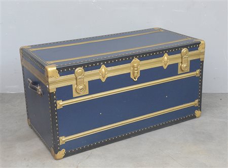 Baule da viaggio in ottone e legno decorato in blu