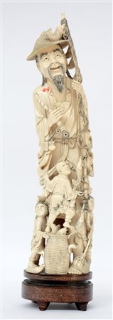 Grande okimono raffigurante pescatore con fanciulli, su base (h. 58 cm.)...