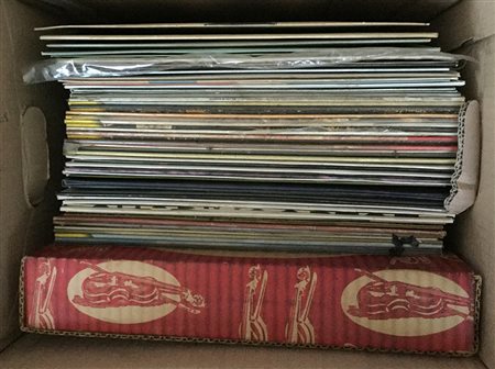 Lotto di tre cartoni contenenti numerosi vinili, per la maggior parte di...