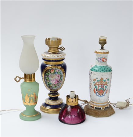 Lotto composto da quattro lampade in porcellana e vetro di fatture differenti...