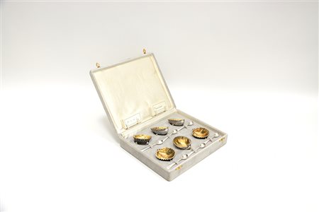 Gruppo di sei segnaposto in argento a forma di valva di conchiglia. (g 350...