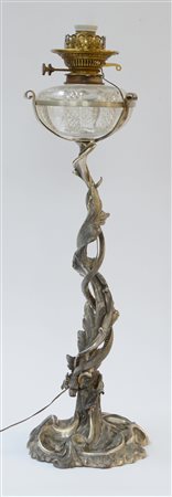 Lampada ad olio con fusto in bronzo argentato a volute e serbatoio in...