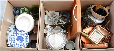 Lotto di tre cartoni contenenti numerosi vasi e oggetti per la tavola (difetti)