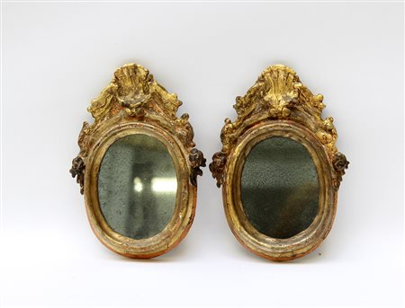 Coppia di antiche cornicette ovali con cimasa intagliata e dorata (h cm 23)...