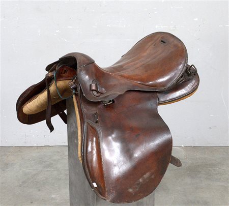 Sella militare da ufficiale di cavalleria in cuoio bruno completa dei suoi...