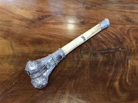 Mazza rituale eseguita su un osso ricoperto in argento cesellato con resti di...