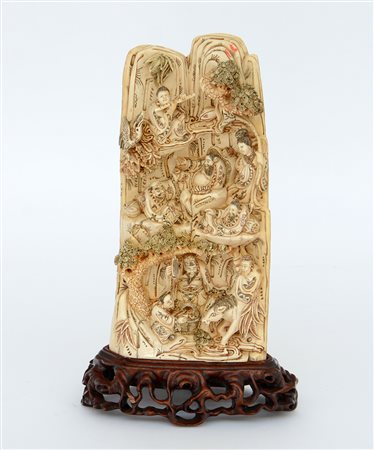 Scultura in avorio fossile raffigurante immortali in boschetto di pino (h. 24...