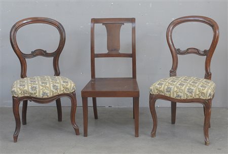 Lotto composto da tre sedie del secolo XIX di diverso decoro (difetti)
