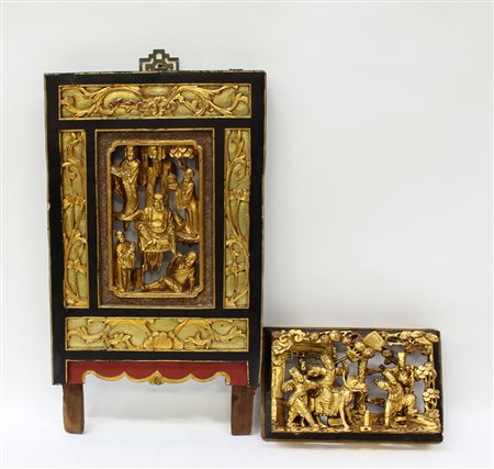 Lotto di due fregi in legno scolpiti e intagliati a dorature raffiguranti...