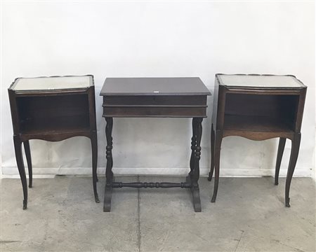 Lotto composto da un tavolino da lavoro a gambe tornite con cassetto e piano...