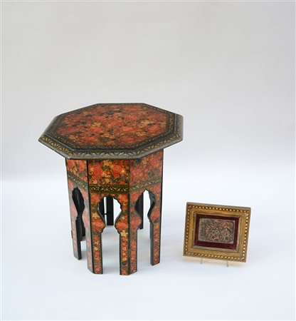 Lotto composto da un tavolino con piano esagonale di gusto orientale e un...