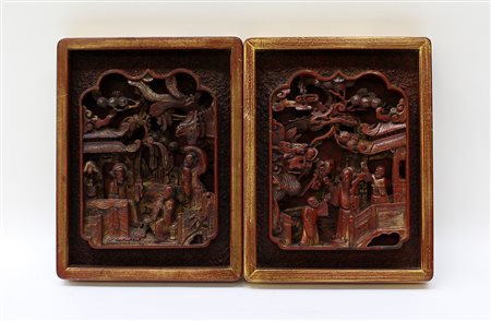 Coppia di altorilievi in legno laccato rosso raffiguranti Shoulao con drago...