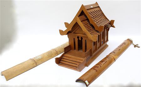 Lotto composto da un modello di casa in legno e due elementi decorativi in...