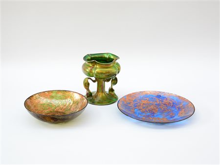 Lotto composto da due ciotole in vetro patinato e varnicitao e un'alzatina in...