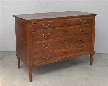 Comò in noce a quattro cassetti com gambe tornite, fine secolo XIX (cm...