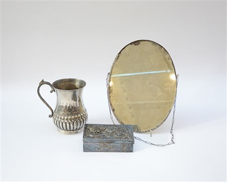 Lotto composto da una scatola in metallo di gusto orientale, un boccale in...