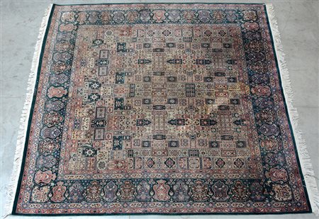 Tappeto Kashmir, India secolo XX, disegno allover nei toni del verde azzurro...