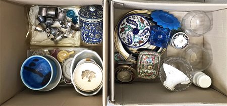 Lotto di due cartoni contenenti numerosi oggetti di dimensioni, fatture e usi...