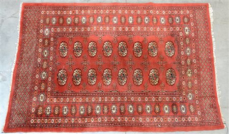 Tappeto Bouhkara Pakistan, sec. XX, decoro con file di Gul su fondo rosso (cm...