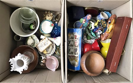 Lotto di tre cartoni contenenti numerosi oggetti di dimensioni, fatture e usi...