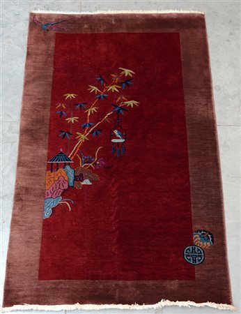 Tappeto Decò, Cina, inizio secolo XX . Decoro con rami fioriti asimmetrici su...
