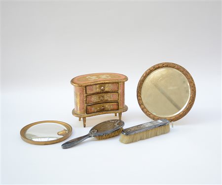 Lotto composto da un portagioie in legno, due specchi rotondi e due spazzole...