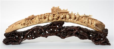 Zanna in avorio fossile scolpita con immortali taoisti e servitori, base in...