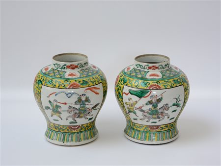 Coppia di potiches in Famiglia Verde su fondo giallo decorati con guerrieri a...